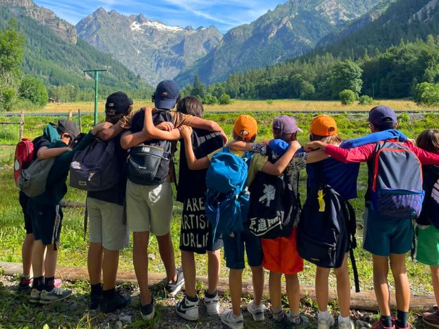 Photo de groupe cet été en colonie de vacances à St Jean St Nicolas