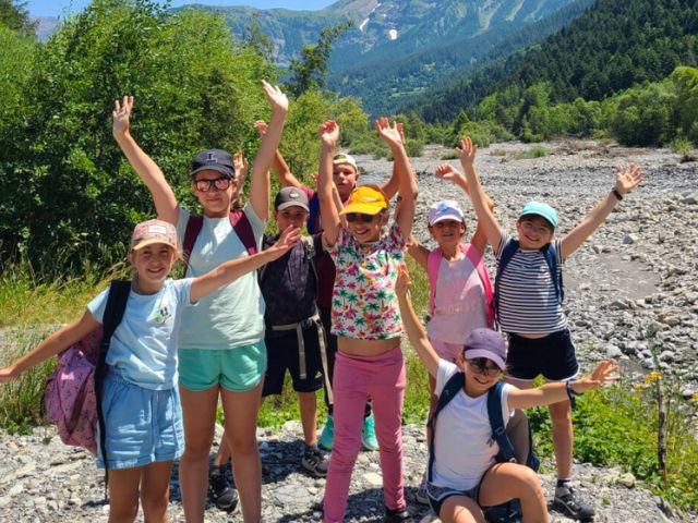 Groupe de jeunes de 11 ans en colonie de vacances cet été