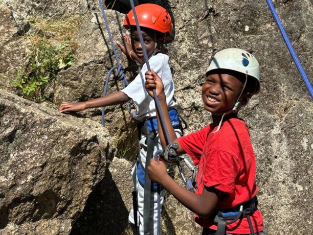 Activité escalade en colo de vacances Petits chefs à Retournac cet été