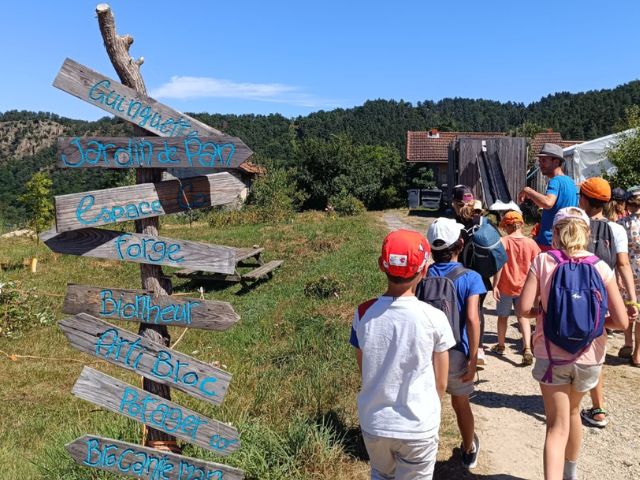 Activité randonnée en colo de vacances à Retournac