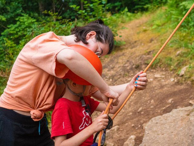 Activité escalade en colo de vacances cet été