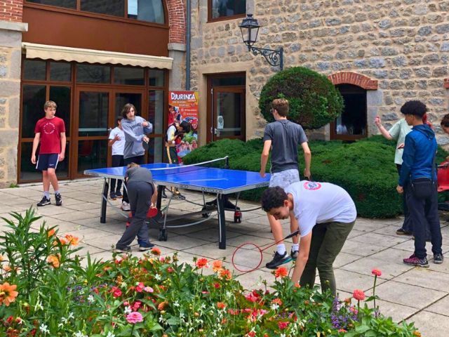 Groupe en colo de vacances qui se détendent et profitent de leur colo