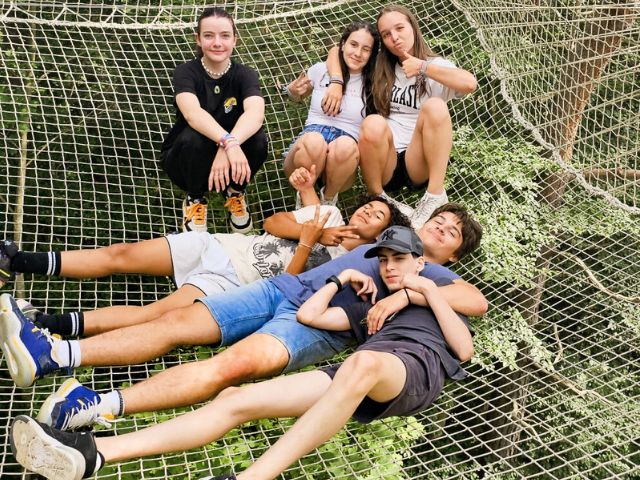 Groupe d'ados qui chill en colo de vacances multi activités à Monstrol