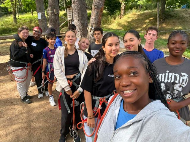 Groupe ados en colo multi activités à Monistrol cet été