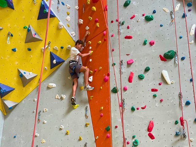 Mur escalade monistrol en colo de vacances cet été