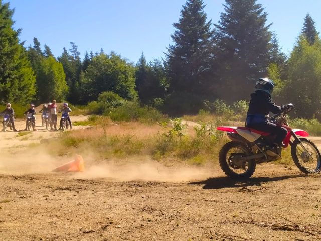 Ados sur motos en colo de vacances cet été