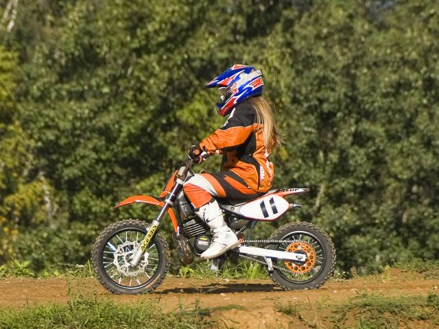 Jeune fille en colo sports mécaniques cet été