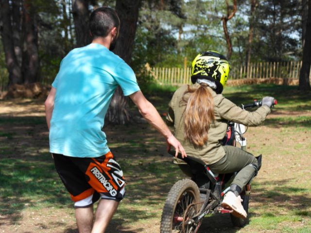 Jeune fille en colo de vacances sports mécaniques cet été