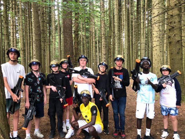 Activité laser game en colo de vacances cet été