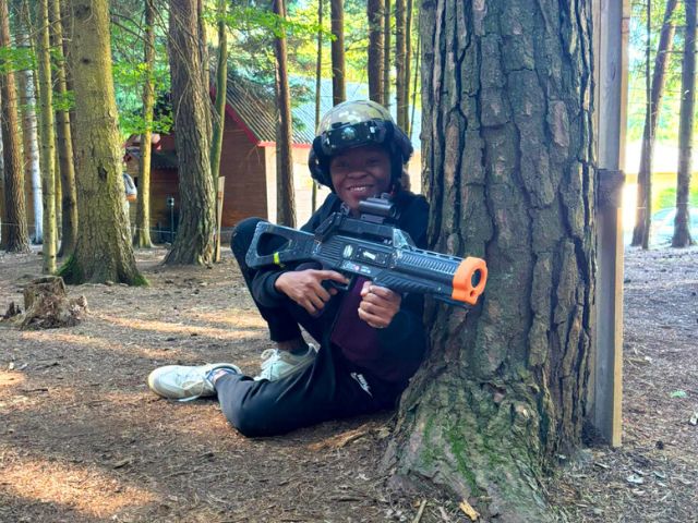 Jeune ado en colo de vacances sports mécaniques cet été