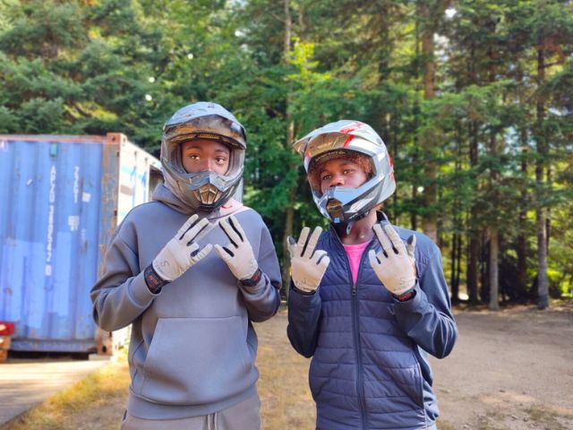 Deux ados en colo sports mécaniques cet été