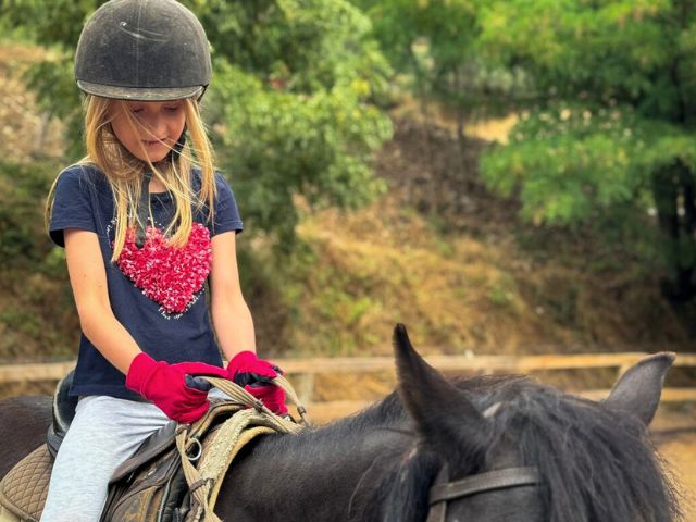 Jeune fille en colo de vacances cet été à Aubenas