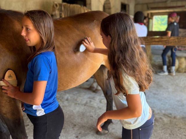 Jeunes filles en colo de vacances cet été