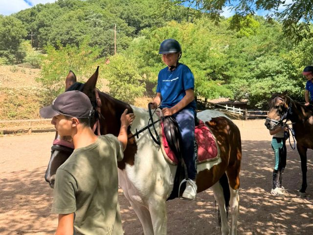 Jeune garçon en colo de vacances Equitation cet été