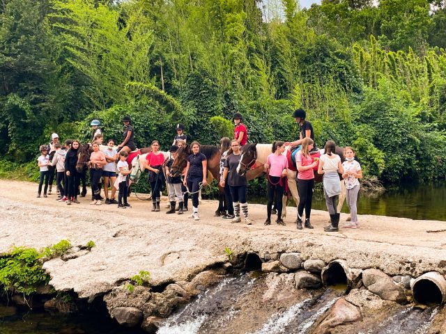 Groupe de jeunes en colo vacances Equitation cet été 