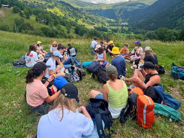 Groupe ados en colo de vacances à la montagne cet été