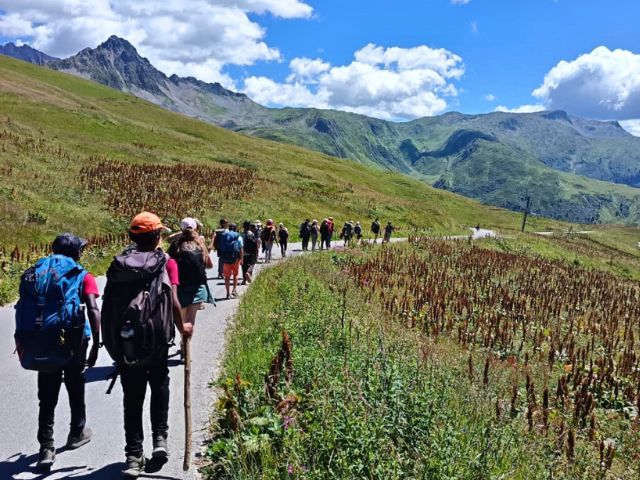 Les ados en rando en colo de vacances Montagne Extreme cet été