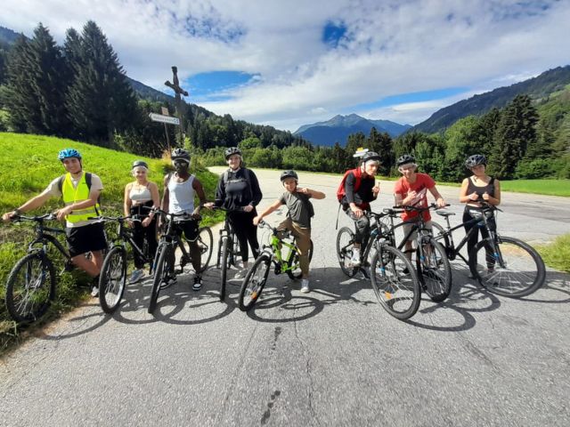 Les ados font du VTC en colo de vacances cet été