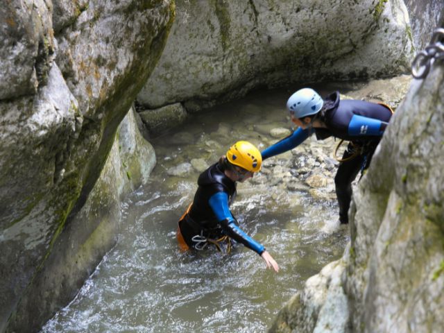Activité canyoning en colo de vacances cet été