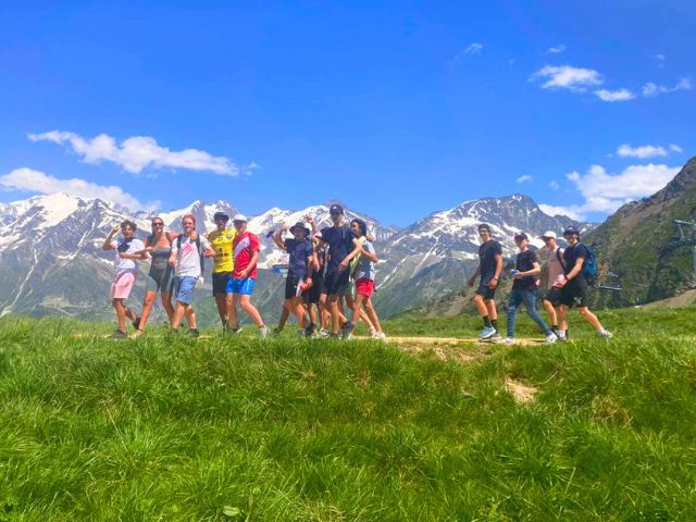 Randonnée en colo de vacances à la montagne cet été à Hauteluce 