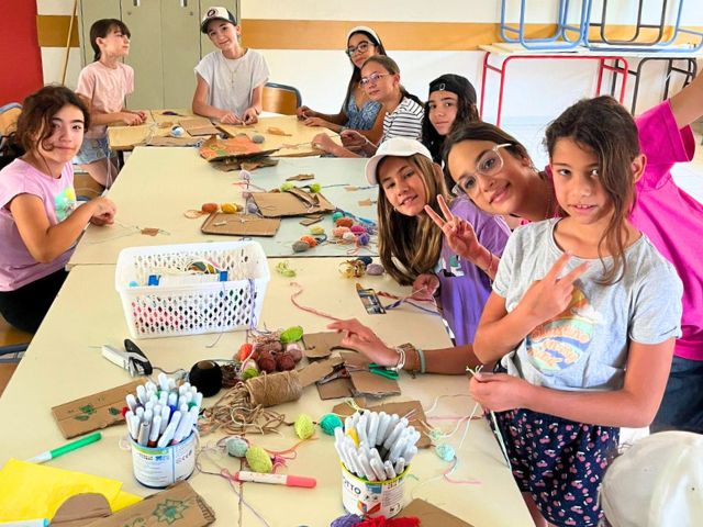 Groupe de jeunes en colo de vacances artistique  cet été 