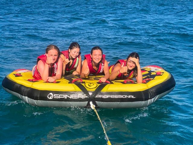 Activité bouée tractée en colo de vacances cet été