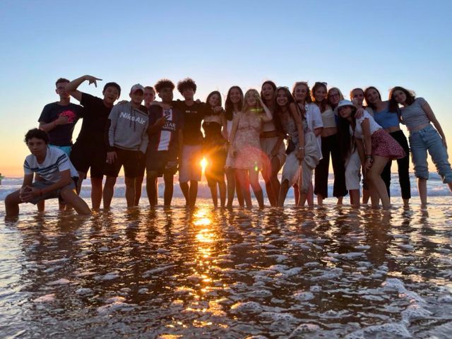 Ados qui chill sur la plage en colo de vacances surf cet été