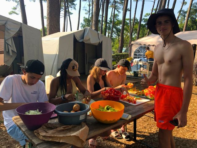 Vie en collectivité au camping en colo de vacances cet été