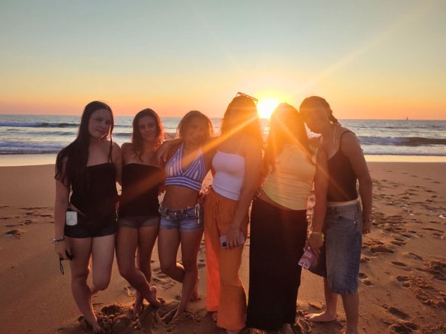 Groupe de jeunes en colo de vacances cet été 