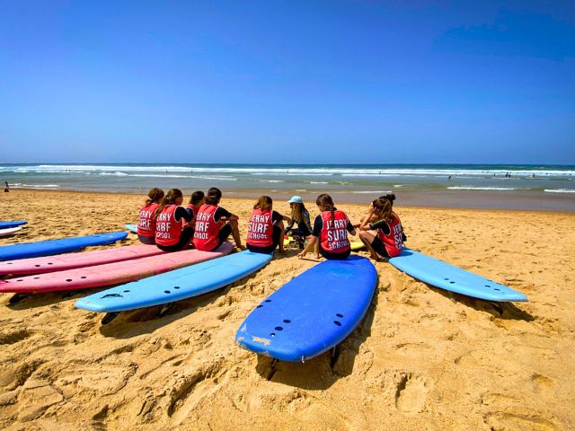 Session surf en colo de vacances cet été