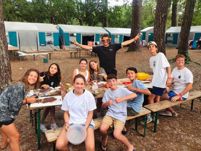 Groupe d'ados en colo de vacances cet été 