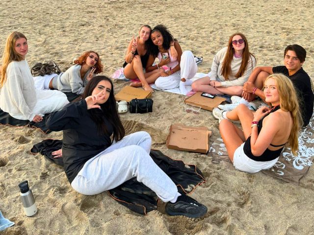 Détente à la plage en colo Hola costa brava cet été