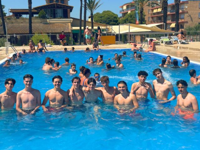 Groupe d'ados en colo de vacances à Aquabrava cet été