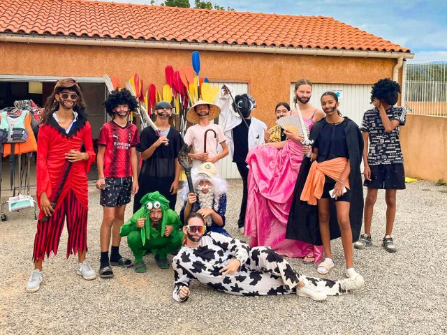 Groupe de jeunes en colo de vacances à Bauduen cet été en colo multi-activités