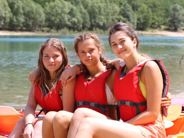 Groupe d'ados en activité kayak cet été 