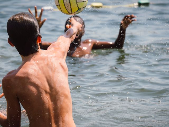Baignade en colo de vacances cet été à Bauduen