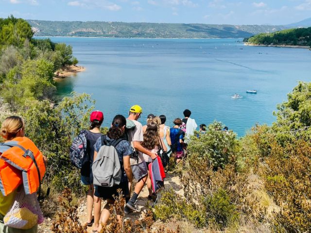 Balade au lac de Ste croix en colonie de vacances cet été pour pré ados