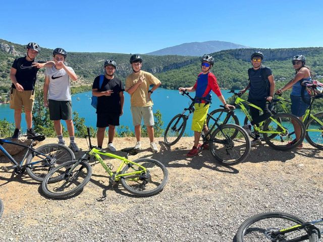 Groupe de jeunes qui font du vélo en colo multi activités cet été