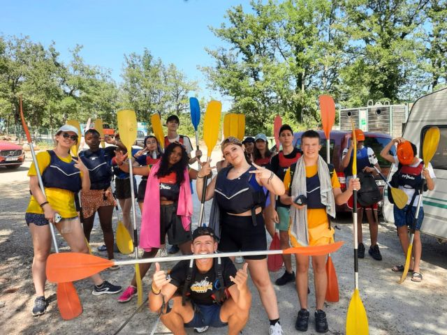 Groupe d'ados en colo de vacances cet été à Bauduen