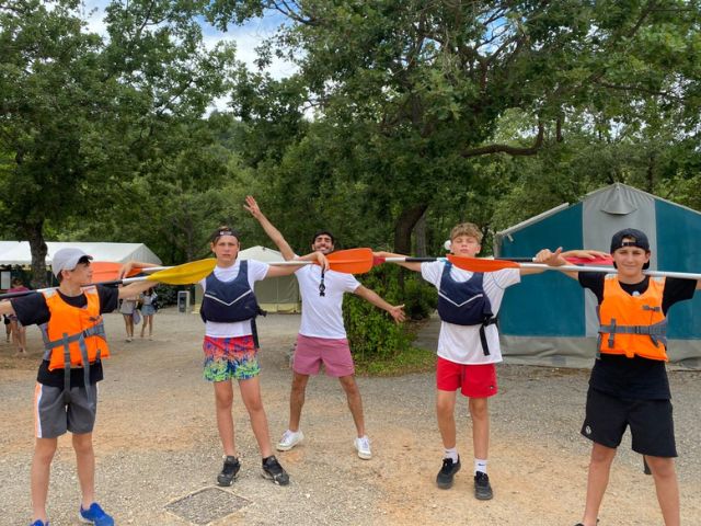 Activité kayak en colonie de vacances multi activités pour les 11-13 ans cet été