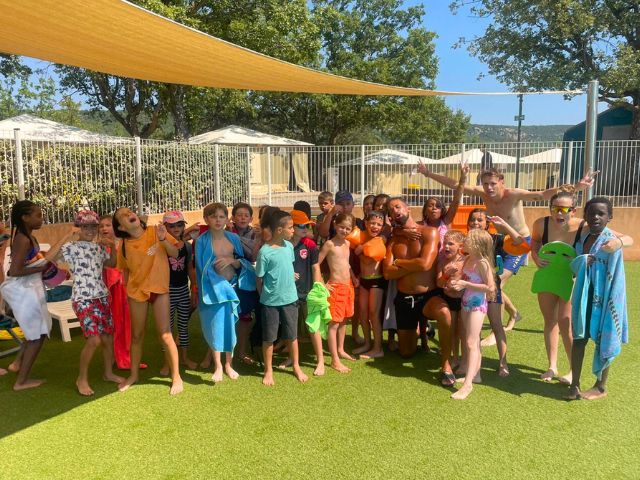 Groupe d'enfants en colo de vacances cet été dans le Sud de la France