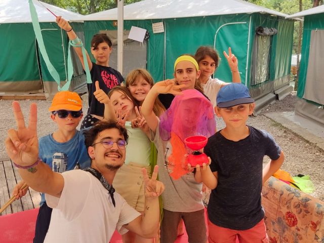 Groupe de jeunes enfants en colo de vacances à Bauduen cet été en séjour escalade