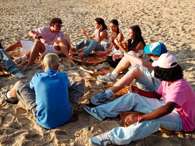 Ados sur la plage qui chill en colo surf cet été