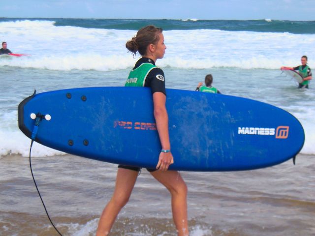 ado qui fait du surf durant sa colo de vacances surf cet été