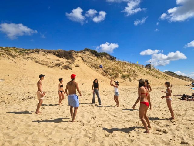 Ados sur la plage en colo de vacances estivale