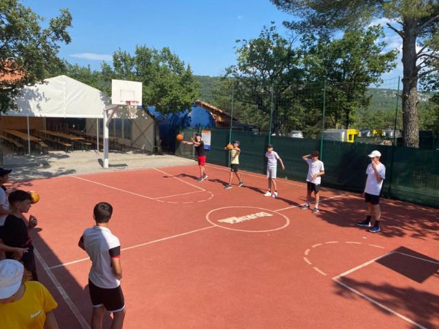 Terrain multi sports en colo cet été à Bauduen