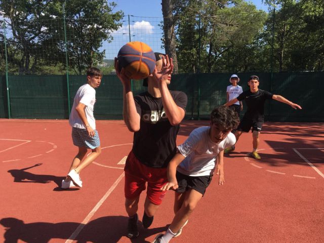 Sports collectifs en colo de vacances multi activités cet été