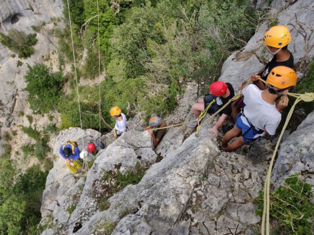 Activité escalade sur voie naturelle en colo de vacances cet été