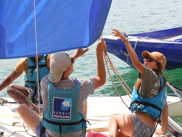 Activité catamaran en colonie de vacances cet été