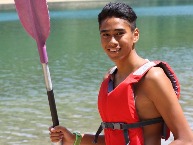 Activité kayak en colonie de vacances dans le Var pour ados